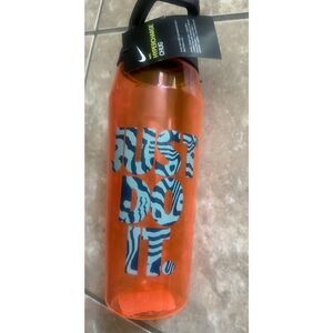 NWT Nike 32 Oz Plastic Bottle Hypercharge Chug